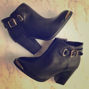 🆕 NWOT Rock & Republic black and gold booties!
